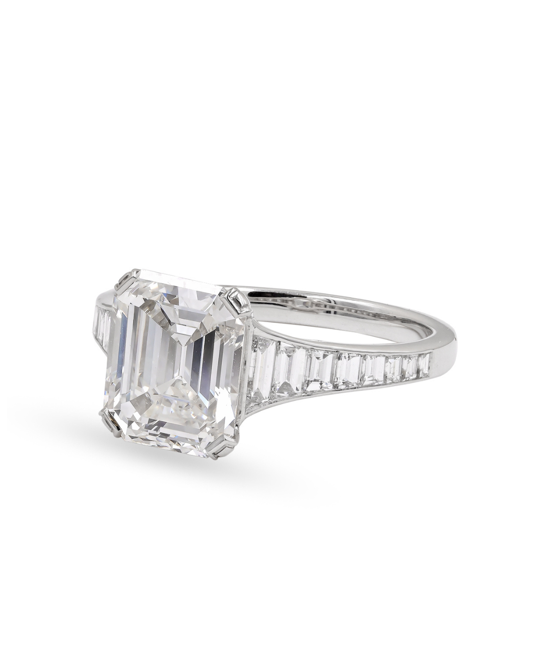 The Mali Ring in Diamond with Emerald Center